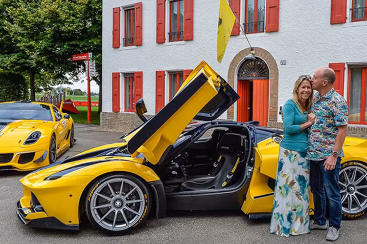 Chiếc siêu xe đỗ ngay bên cạnh 599XX Evo, bên cạnh văn phòng của huyền thoại Enzo Ferrari. Bà Sloss đã nhanh chóng mặc đồ đua và chạy một vòng Fiorano trên chiếc siêu xe Ferrari FXX K mới.