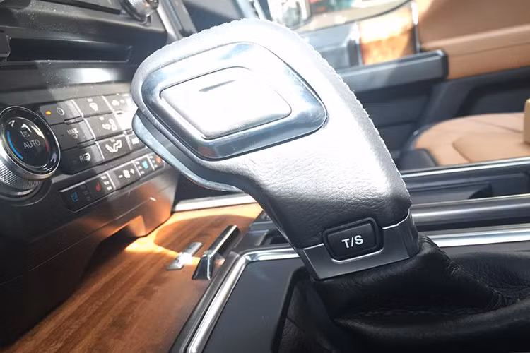 F-150 Limited 2016 sử dụng động cơ 3,5 lít V6 EcoBoost với sức kéo 4.581 kg. Sức mạnh từ động cơ cho công suất 365 mã lực và mô-men xoắn cực đại 570 Nm. Hộp số tự động 6 cấp SelecShift. Ford cho biết, mức tiêu hao nhiên liệu ở mức 13,84 lít/100 km trên đường đô thị, 9,8 lít/100 km đường cao tốc và 11,76 lít đường hỗn hợp.