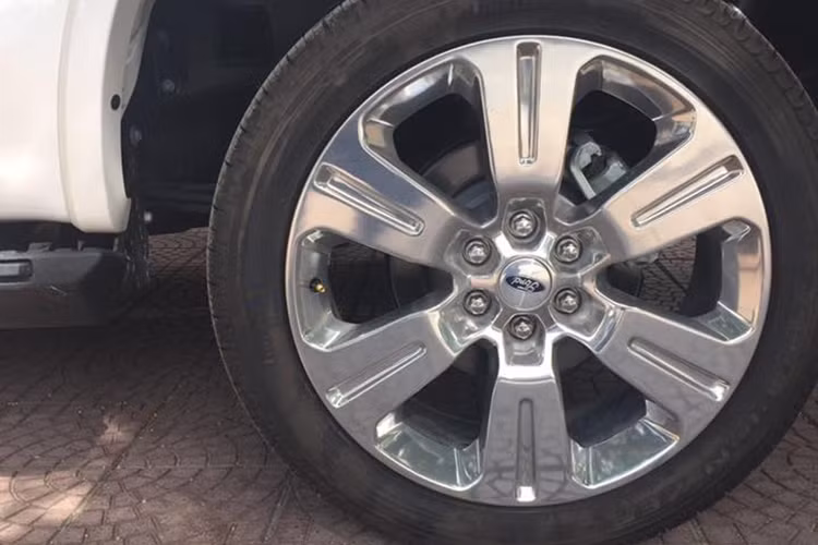 Ford F-150 Limited 2016 là sự kết hợp hài hòa giữa những chi tiết mạ crôm sáng bóng như vải sa-tanh, bao gồm lưới tản nhiệt, tay nắm cửa, phụ kiện trên cửa thùng xe, bộ la-zăng 22 inch và một phần cản va trước/sau.