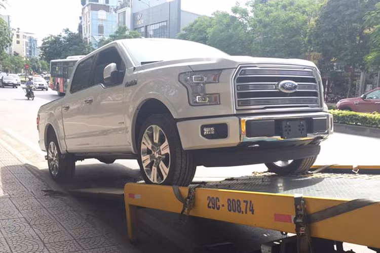  Ford F-150 Limited 2016 là phiên bản cao cấp nhất sở hữu vẻ ngoài cơ bắp, hầm hố đã làm nên thương hiệu bán naỳ tại thị trường Mỹ. Phiên bản giới hạn, cao cấp nhất của dòng xe bán tải này mới được nhập khẩu về Việt Nam từ showroom bán xe tư nhân tại thủ đô Hà Nội.