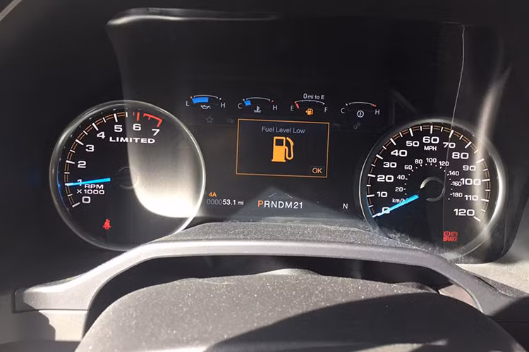 Đặc biệt, F-150 Limited 2016 được hãng xe Ford cung cấp tấm bảng được khắc số VIN và thứ tự xuất xưởng bằng laser trên vịn tay. Thêm vào đó là ghế trước có chức năng massage, ghế sau sưởi ấm và hệ thống thông tin giải trí SYNC 3 mới nhất.