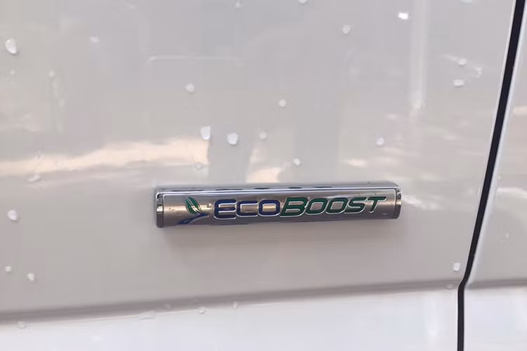 Cũng như phần đèn hậu, cụm đèn pha trước sở hữu công nghệ LED hiện đại. Kính chiếu hậu chia tách làm 2 cũng có kích thước lớn, có thể thu gọn bằng nút bấm. Bên cạnh đó, gương chiếu hậu của xe tích hợp đèn xi-nhan và hệ thống sưởi.