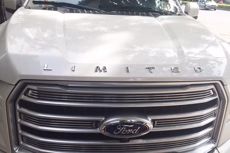 F-150 Limited bản 2016 sở hữu thiết kế đầu xe to lớn đầy khỏe khoắn, đậm chất nam tính. Tuy nhiên, mẫu xe bán tài cỡ lớn này cũng không vì vậy thô kệch khi được kết hợp cùng các chi tiết chrome ở lưới tản nhiệt và cản trước hầm hố.