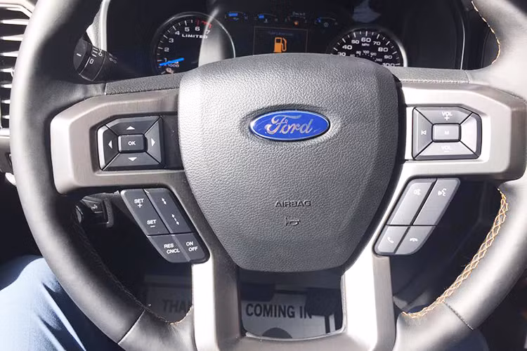 Được xếp cao hơn 2 bản trang bị Platinum và King Ranch trong “gia phả” dòng xe bán tải đình đám Ford, F-150 Limited sở hữu tất cả những tính năng đáng mơ ước; hệ thống hỗ trợ dẫn đường, hỗ trợ lùi xe nhờ hệ thống camera 360. 4 camera đặt ở phía trước, điều hòa 2 vùng tự động...