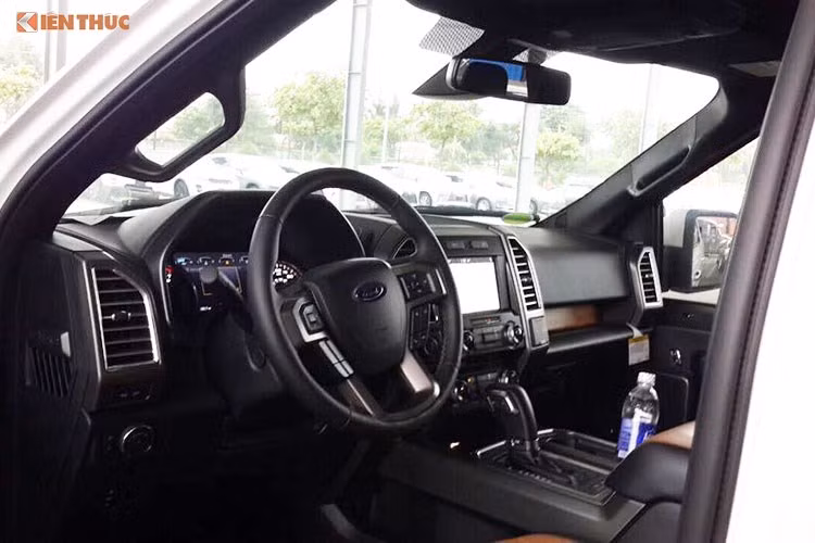 Bên trong nội thất của Ford F-150 Limited 2016 được trang bị các chi tiết được ốp bằng gỗ bạch đàn thật, ghế bọc da Mojave sang trọng, mặt cụm đồng hồ độc đáo và khâu chỉ thời trang trên bảng táp-lô.