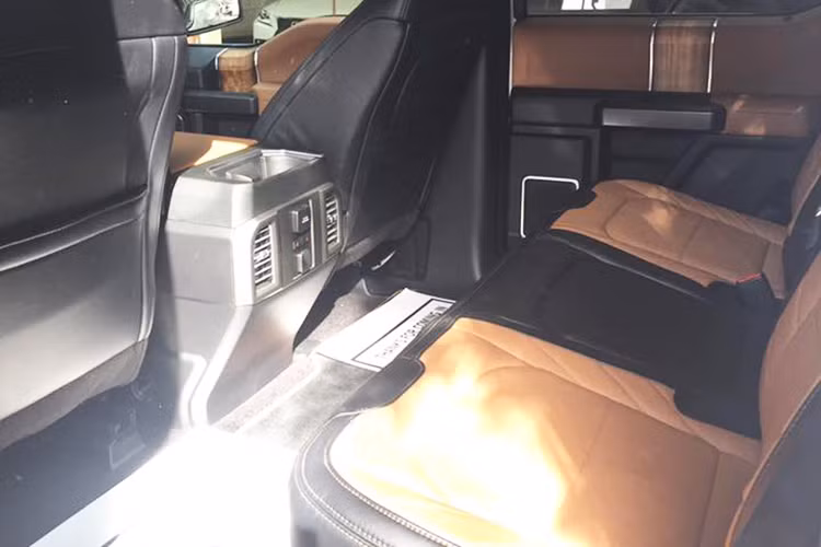 Xe trang bị cửa sổ trời, với 2 lớp che khoang cabin. Hàng ghế phía sau rộng rãi cho 3 người ngồi. Vị trí để chân thoải mái. Toàn bộ nội thất của F-150 Platinum bọc da cao cấp cùng dòng chữ Limited trên tựa ghế.