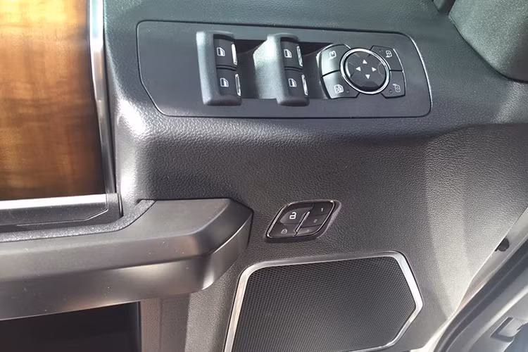 Ngoài màn hình 8 inch trên bảng đồng hồ thiển thị đầy đủ thông tin, tùy chỉnh MyView, cửa sổ trời toàn cảnh... xe còn được trang bị ghế lái chỉnh điện 10 hướng. Hệ thống giải trí SYNC 3 với AppLink, hệ thống âm thanh Sony, HD Radio.