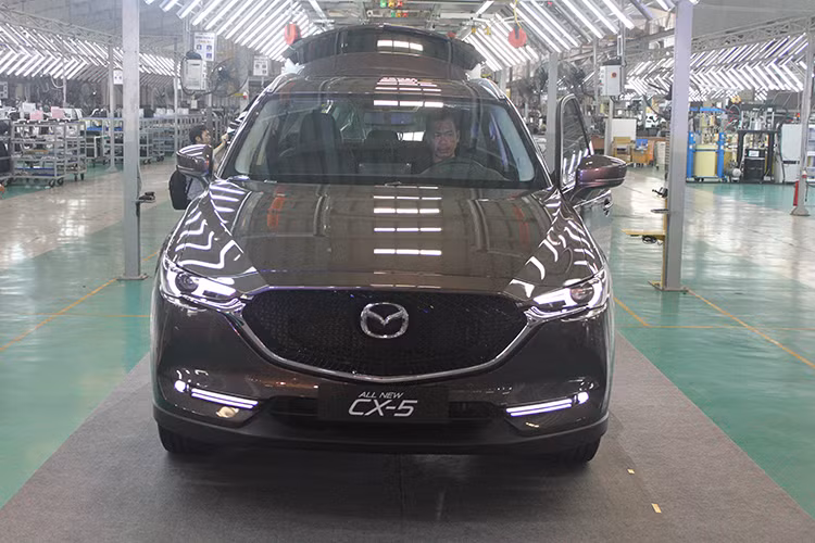 Trao đổi với PV, nhân viên các đại lý Mazda cho biết ở thời điểm hiện tại, xe vẫn được bán với giá từ 879 – 989 triệu đồng. Tuy nhiên, giá bán kể trên là hoàn toàn có thật, khách có thể được mua CX-5 với giá từ 870 – 980 triệu khi không nhận khuyến mại 1 năm bảo hiểm thân vỏ và trách nhiệm dân sự bắt buộc. 2 loại bảo hiểm này có giá trị quy đổi thành tiền mặt là 9 triệu đồng.
