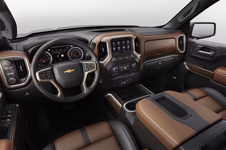 Ngoài máy xăng 4 xi-lanh mới, Chevrolet Silverado 2019 còn có nhiều tùy chọn động cơ khác. Trong số đó, phải kể đến động cơ V8, dung tích 5,3 lít và 6,2 lít nâng cấp, đi với hệ thống kiểm soát nhiên liệu chủ động. Hai động cơ này còn có hệ thống ngắt xi-lanh với 17 chế độ khác nhau.