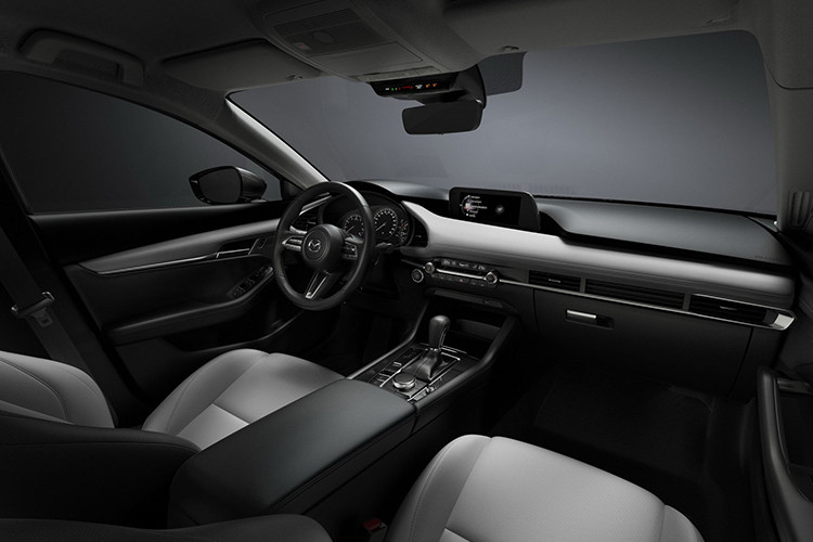 Tại thị trường ôtô Mỹ, mẫu xe Mazda3 được trang bị tính năng an toàn i-Activsense tiêu chuẩn bao gồm: cảnh báo chệch làn đường, hỗ trợ giữ làn đường, cảnh báo điểm mù &amp; giao thông phía sau, cruise control radar,...