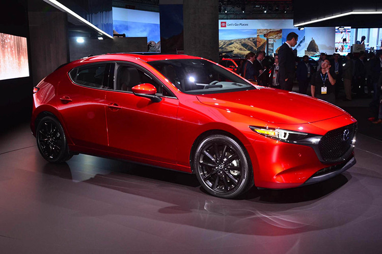 Như thường lệ, biến thể Mazda3 hatchback 2019 mới với 5 cửa có giá đắt hơn một chút so với biến thể sedan, Mazda3 hatchback 2019 có giá khởi điểm từ 24.495 USD (567 triệu VNĐ). Bù lại, xe lắp bộ mâm 18 inch lớn hơn tăng tính thẩm mỹ, có cả cánh lướt gió ở phía sau, ghế ngồi giả da, hệ thống điều hoà tự động 2 vùng độc lập, hệ thống thông tin giải trí hỗ trợ kết nối Apple CarPlay và Android Auto,...