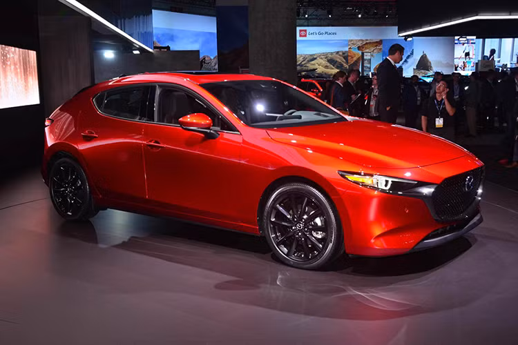 Như thường lệ, biến thể Mazda3 hatchback 2019 mới với 5 cửa có giá đắt hơn một chút so với biến thể sedan, Mazda3 hatchback 2019 có giá khởi điểm từ 24.495 USD (567 triệu VNĐ). Bù lại, xe lắp bộ mâm 18 inch lớn hơn tăng tính thẩm mỹ, có cả cánh lướt gió ở phía sau, ghế ngồi giả da, hệ thống điều hoà tự động 2 vùng độc lập, hệ thống thông tin giải trí hỗ trợ kết nối Apple CarPlay và Android Auto,...