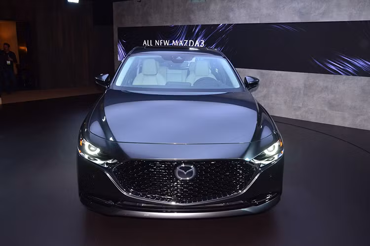 Ở bản tiêu chuẩn, Mazda3 sedan 2019 có giá khởi điểm từ 21.895 USD (khoảng 506 triệu đồng) chưa bao gồm chi phí vận chuyển. Bản tiêu chuẩn sử dụng ‘’dàn chân’’ với bộ mâm 16 inch, ghế bọc vải, đèn LED, Keyless entry và hệ thống thông tin giải trí MZD Connect hoàn toàn mới sử dụng màn hình cảm ứng 8,8 inch