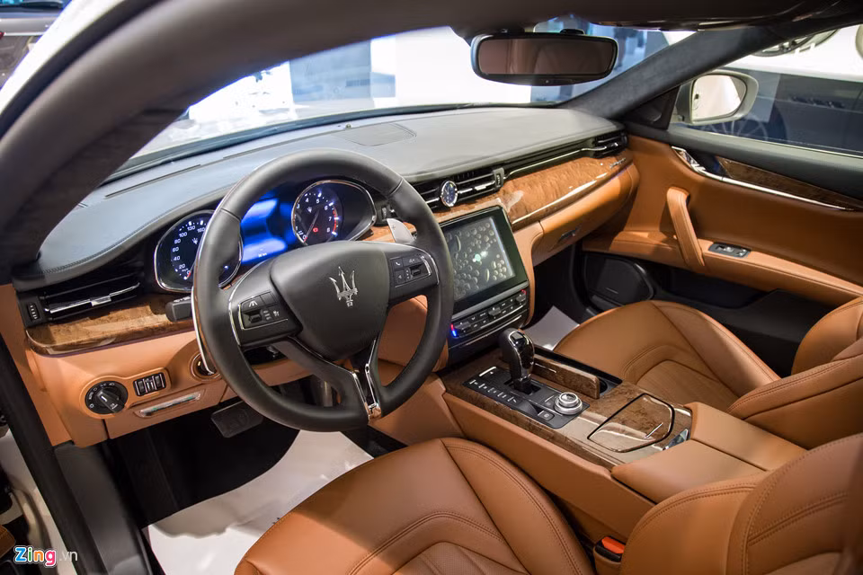 Nội thất của Maserati Quattroporte tổng hoà của 2 yếu tố, sang trọng và thể thao. Bảng táp-lô, bệ tựa tay, tay nắm cửa, ghế ngồi, vô lăng và cần số bọc da cao cấp. Xen kẽ với vật liệu gỗ vân bóng Erable. Trần xe bọc da lộn Alcantara, cùng thảm lót sàn nhung. Ghế trước điều khiển 12 hướng. Điều hòa tự động 4 vùng.