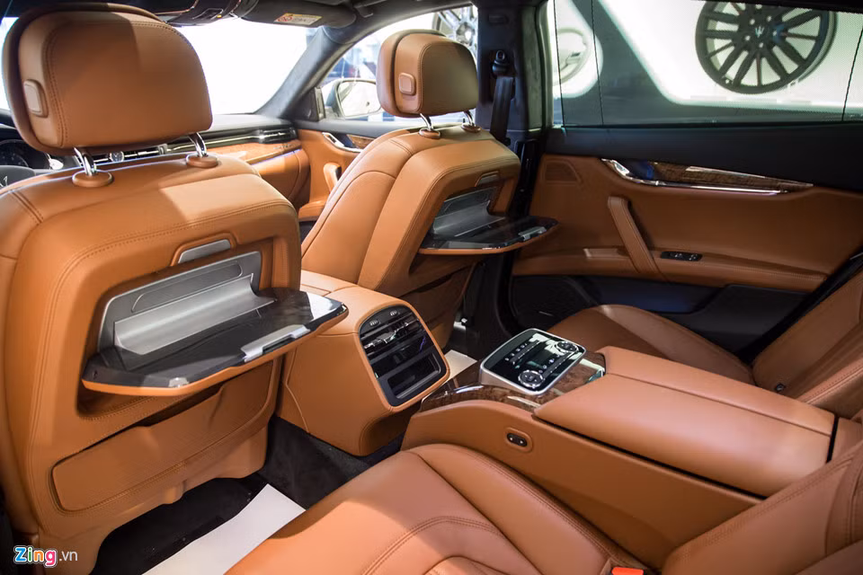 Hàng ghế sau tạo nên khác biệt lớn. Theo đại diện của hãng xe Maserati, đây là chiếc Quattroporte đầu tiên ở Việt Nam có dạng 4 ghế ngồi với bảng điều khiển đặt cố định ở bệ tựa tay. Vì thông thường, bảng điều khiển này đặt ở cụm điều hòa. Ngoài ra còn bàn làm việc, 2 hộc chứa đồ, khay để cốc và màn che nắng.