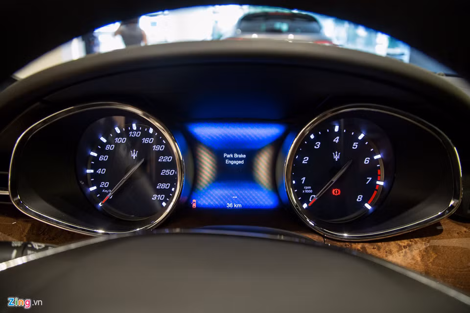 Thương hiệu "cây đinh ba" của thần biển cả Poseidon chọn màu xanh dương làm màu sắc chính trong nội thất, từ cụm đồng hồ, màu nền màn hình trung tâm, cho đến đồng hồ thời gian trên bảng táp-lô. Màn hình giải trí trung tâm kích thước 8,4 inch, tích hợp hệ thống thông tin giải trí Maserati Touch Control, bao gồm tính năng bản đồ Việt Nam, giải trí âm nhạc, cài đặt hệ thống, kết nối điện thoại,... Âm thanh 10 loa Harman Kardon.