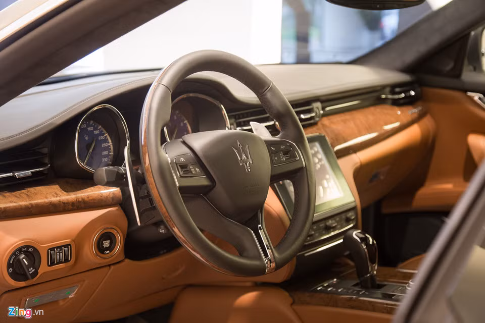 Vô-lăng 3 chấu thể thao, điều chỉnh điện 4 hướng. Tích hợp nhiều phím chức năng, gồm kiểm soát hành trình, điều chỉnh thông tin giải trí, nhận cuộc gọi, ra lệnh giọng nói,... Lẫy chuyển số cỡ lớn đặt trên trục lái. Nút khởi động Start/Stop đặt bên trái, một nét riêng của Maserati.