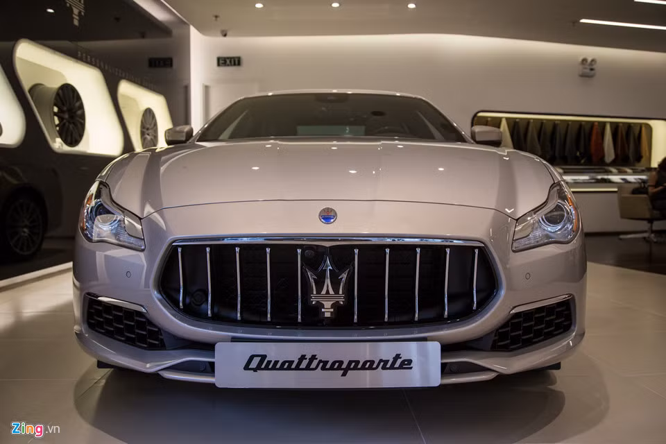 Ở phiên bản mới, Maserati Quattroporte cung cấp thêm 2 gói lựa chọn, GranSport hướng đến sự thể thao, còn GranLusso hướng đến sự sang trọng. Đúng truyền thống xe Ý, giá Maserati không cố định, mà biến thiên theo trang bị mà khách hàng lựa chọn thêm. Chiếc Quattroporte GranLusso trong bài viết có giá bán 8,223 tỷ đồng với nhiều điểm mới, đặc biệt là nội thất bên trong.