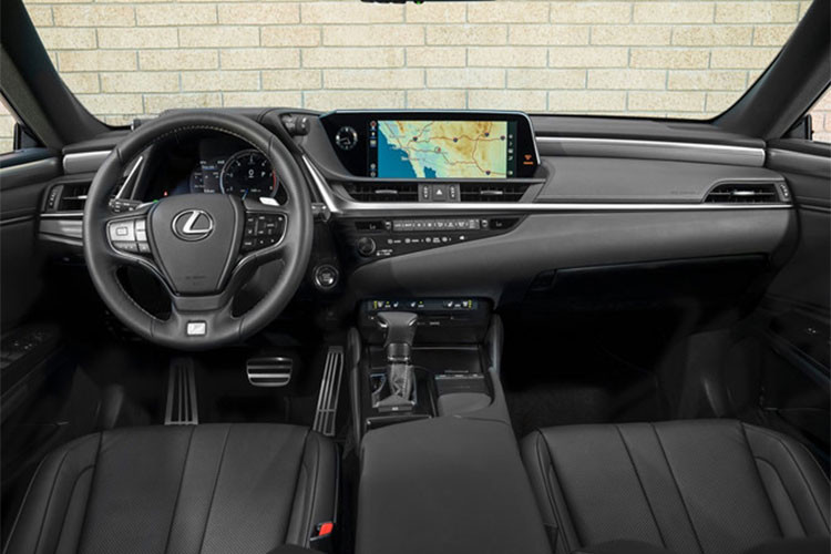 Điểm gây ấn tượng đầu tiên bên trong nội thất của chiếc xe sang giá hời này chính là màn hình trung tâm lớn 12,3 inch, bảng đồng hồ phong cách thể thao và tính năng hiển thị kính lái HUD. Ngoài ra còn có touchpad tại cụm điều khiển trung tâm giúp người lái dễ dàng thao tác hơn.