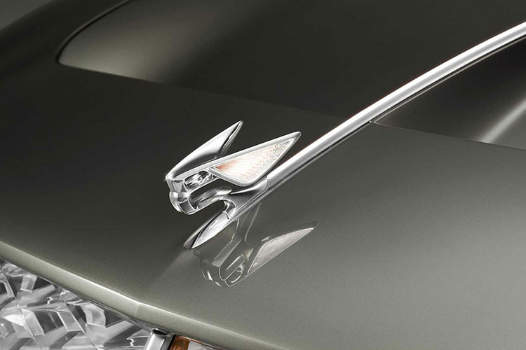 Theo một số nguồn tin, siêu phẩm Bentley mới mang logo Mulliner sẽ sở hữu không gian cabin với chất liệu vải được dệt tỉ mỉ bằng bông Gainsborough có thể phân huỷ sinh học và ốp gỗ sông ngấm đồng đã 5.000 năm tuổi vô cùng xa xỉ.