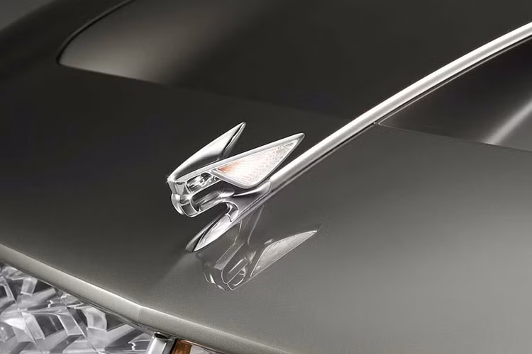 Theo một số nguồn tin, siêu phẩm Bentley mới mang logo Mulliner sẽ sở hữu không gian cabin với chất liệu vải được dệt tỉ mỉ bằng bông Gainsborough có thể phân huỷ sinh học và ốp gỗ sông ngấm đồng đã 5.000 năm tuổi vô cùng xa xỉ.