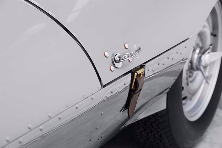 D-type là mẫu xe thứ 3 mà Trung tâm Xe cổ Jaguar sản xuất nối tiếp các dòng xe cổ, sau 2 dự án bổ sung 6 chiếc E-type bản siêu nhẹ còn thiếu trước đó hoàn thành năm 2014-2015 và 9 chiếc XKSS năm 2017-2018.