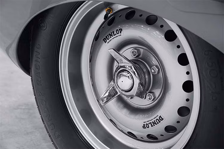 Các chuyên gia của Trung tâm Xe cổ Jaguar cần mẫn nghiên cứu trên từng bản vẽ để đảm bảo sản xuất ra những chiếc D-type nguyên bản mọi chi tiết đúng như Trưởng bộ phận Cạnh tranh của Jaguar - Lofty England và các đồng sự của ông đã tạo ra vào những năm 1950.