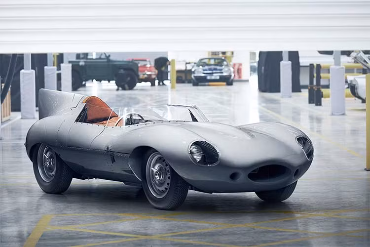 Trung tâm Xe cổ Jaguar đang khởi động dự án tái sản xuất mẫu xe đua huyền thoại Jaguar D-type tại Coventry, sau 62 năm kể từ khi lần đầu tiên được sản xuất vào năm 1956. Chiếc Jaguar D-type đầu tiên trong dự án lần này được lắp ráp tại Trung tâm Xe cổ Jaguar theo đúng nguyên mẫu sẽ ra mắt hôm nay tại Triển lãm Salon Retromobile 2018, tại Pháp.