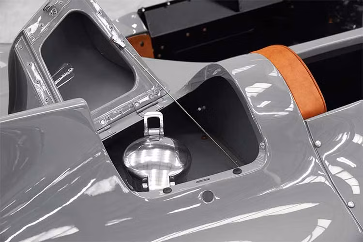 "Những bài học từ dự án XKSS tiếp tục cho chúng tôi khởi đầu đầy hứng thú khi bắt tay vào việc tạo dựng thêm 25 chiếc D-type. Mỗi chiếc xe phải hoàn toàn chính xác và khớp nguyên mẫu đến từng chi tiết đúng như bộ phận Cạnh tranh của Jaguar từng đề ra”. ông Kev Riches cho biết thêm.