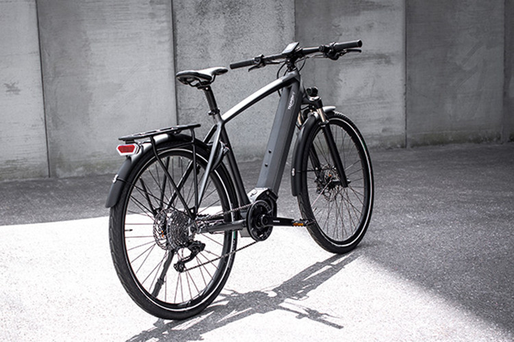 Mẫu xe đạp điện của hãng môtô đình đám Anh quốc mang cái tên Triumph Trekker GT 2020 mới, nó được đưa vào sản xuất và giới thiệu đến người chơi như một mẫu xe đạp điện tuyệt đẹp nhưng cũng mang giá trị khủng lên tới gần 90 triệu đồng. 