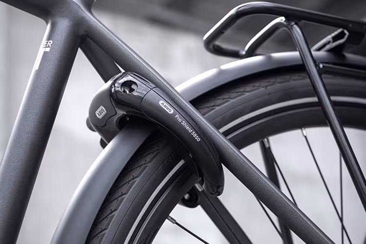 Để chịu lực, chiếc xe đạp này sử dụng cặp vành nan hoa Shimano Alex FR30 cùng bộ lốp khá dày dặn. Đây là một mẫu xe đạp thể thao có thiết kế đơn giản với gióng xe cao giống với nhiều mẫu xe đạp thể thao khác nhưng được sử dụng màu sơn xám chì kết hợp với đen nhám tuyệt đẹp.