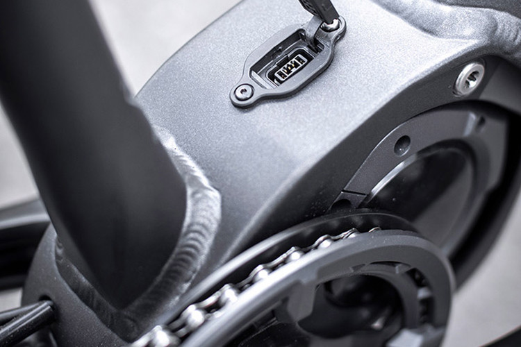 Thêm nữa, chiếc xe đạp này còn được trang bị thêm một bộ động cơ điện hỗ trợ DU-E6100 cho công suất 250W và pin năng lượng Shimano BT-8035 504 kWh.