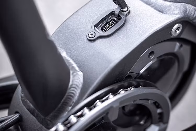 Thêm nữa, chiếc xe đạp này còn được trang bị thêm một bộ động cơ điện hỗ trợ DU-E6100 cho công suất 250W và pin năng lượng Shimano BT-8035 504 kWh.