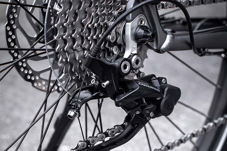 Với những con số ấn tượng được trang bị, chiếc xe sẽ cho cảm giác đạp và lái trong phố rất nhẹ nhàng và gọn gàng, tiết kiệm nhiên liệu cũng như tăng cường sự thoải mái cho người điều khiển.