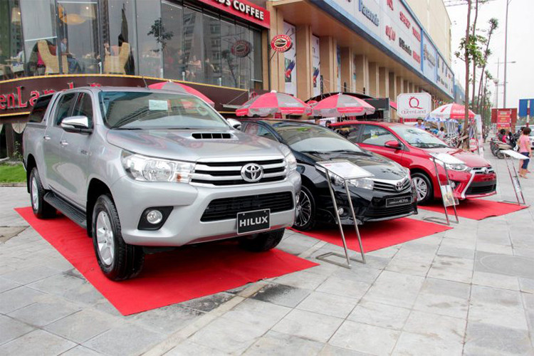 Trong khi những đối thủ cùng phân khúc như liên tục có doanh số ấn tượng thì mẫu xe bán tải Toyota Hilux lại mang một số 0 tròn trĩnh trong tháng 2/2018. Trong tháng 1/2018 doanh số 130 xe đã đưa mẫu xe thoát khỏi top ế ẩm nhưng trong tháng tiếp theo này, Hilux lại biến mất.