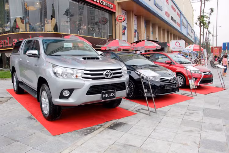 Trong khi những đối thủ cùng phân khúc như liên tục có doanh số ấn tượng thì mẫu xe bán tải Toyota Hilux lại mang một số 0 tròn trĩnh trong tháng 2/2018. Trong tháng 1/2018 doanh số 130 xe đã đưa mẫu xe thoát khỏi top ế ẩm nhưng trong tháng tiếp theo này, Hilux lại biến mất.