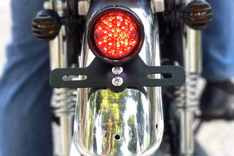 Vè sau cũng được thu gọn hơn trước, cụm đèn hậu và xi nhan được làm mới mang phong cách tối giản nhưng đậm chất chơi hơn nguyên bản.