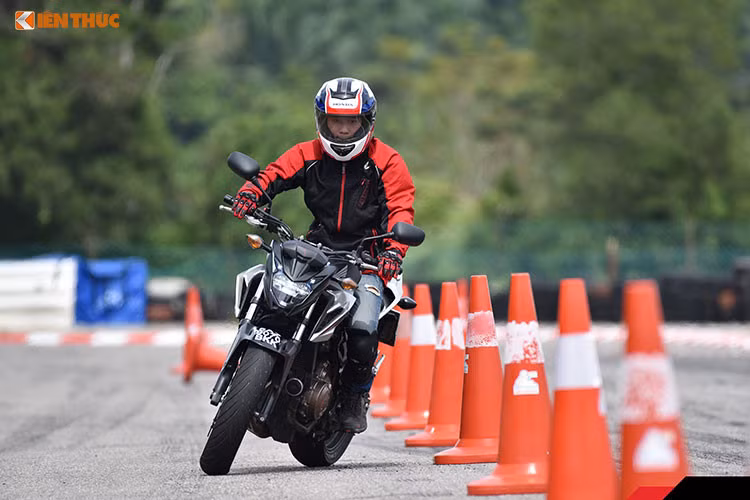 Trên thực tế, xe máy côn tay hiện nay đang được giới trẻ sử dụng khá nhiều, đặc biệt là các mẫu xe phổ thông như Yamaha Exciter, Honda Winner, Suzuki Raider…Vậy nhưng, không phải ai cũng biết sử dụng phanh khi cầm lái xe máy một cách hiệu quả và an toàn nhất.
