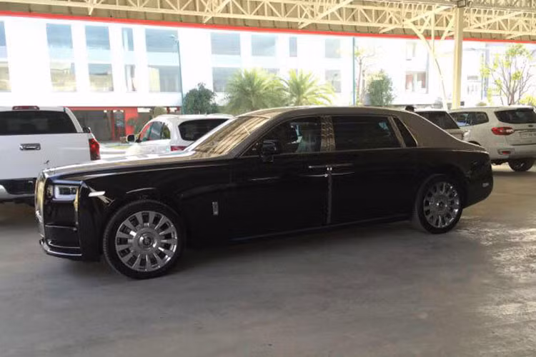 Mẫu siêu xe sang Rolls-Royce Phantom 2018 tại Lào cũng không khác biệt nhiều so với chiếc xe đã từng xuất hiện tại Campuchia vào khoảng giữa tháng 1/2018 vừa qua. Như vậy có thể thấy các tay chơi tại hai nước bạn Là và Campuchia đã nhanh chân hơn đại gia Việt để tậu về chiếc siêu xe sang tiền tỷ của năm 2018. 