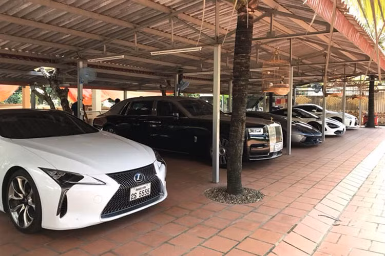 Được biết, ngoài Rolls-Royce Phantom 2018, trước đó, doanh nhân người Việt sinh sống tại Lào còn mua thêm 2 siêu xe đẳng cấp và ấn tượng khác là McLaren 720S và Nissan GT-R. Ngoài ra, trong bộ sưu tập xe của vị đại gia này cũng xuất hiện Lamborghini Aventador LP700-4 độ body kit của Novitec, Mercedes-Benz SLS AMG và Lexus LC500h...