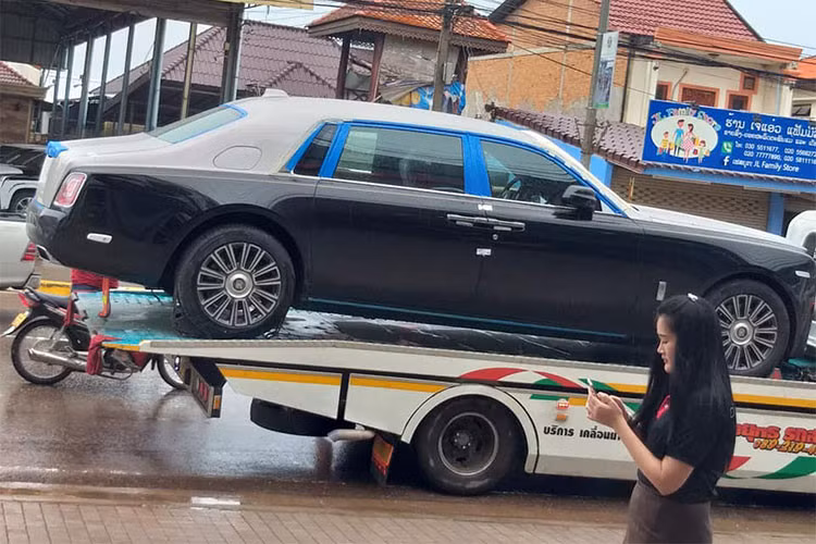 Hiện chưa rõ mức giá bán của chiếc xe, chỉ biết rằng, một chiếc Phantom EWB thế hệ thứ 8 tại thị trường Đông Nam Á là Thái Lan được phân phối chính hãng với giá lên đến 59,5 triệu Baht (tương đương 43,4 tỷ đồng).