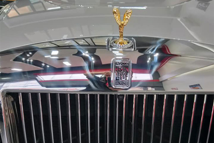 Ngoại thất chiếc xe siêu sang Rolls-Royce Phantom 2018 thế hệ thứ 8, mới nhất của doanh nhân người Việt sinh sống tại Lào mang 2 màu sơn là đen và bạc với điểm nhấn là bên hông có đường coachline màu cam được vẻ bằng lông đuôi ngựa hay logo Spirit of Ecstasy mạ vàng.