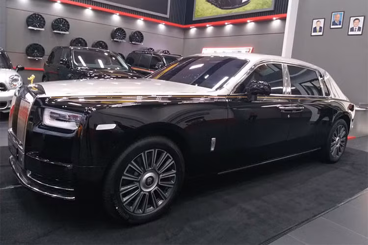 Rolls-Royce Phantom 2018 sử dụng khối động cơ V12, tăng áp kép, dung tích 6,75 lít, tạo ra công suất tối đa 563 mã lực, mạnh hơn 110 mã lực so với thế hệ thứ 7 và mô-men xoắn cực đại đạt 900 Nm, tăng 180 Nm.