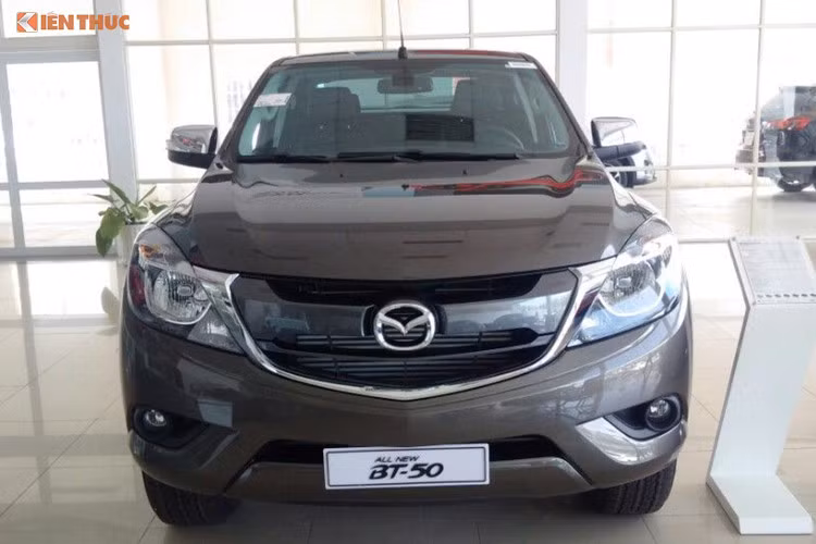 Mẫu xe bán tải Mazda BT-50 được nhập khẩu từ Thái Lan được giảm 10 triệu đồng cho 2 phiên bản AT và MT 2017, giá lần lượt là 630 triệu đồng cho bản MT 2017 và 660 triệu đồng cho bản AT 2017. Riêng phiên bản 2016 vẫn giữ nguyên giá bán 592 triệu đồng.