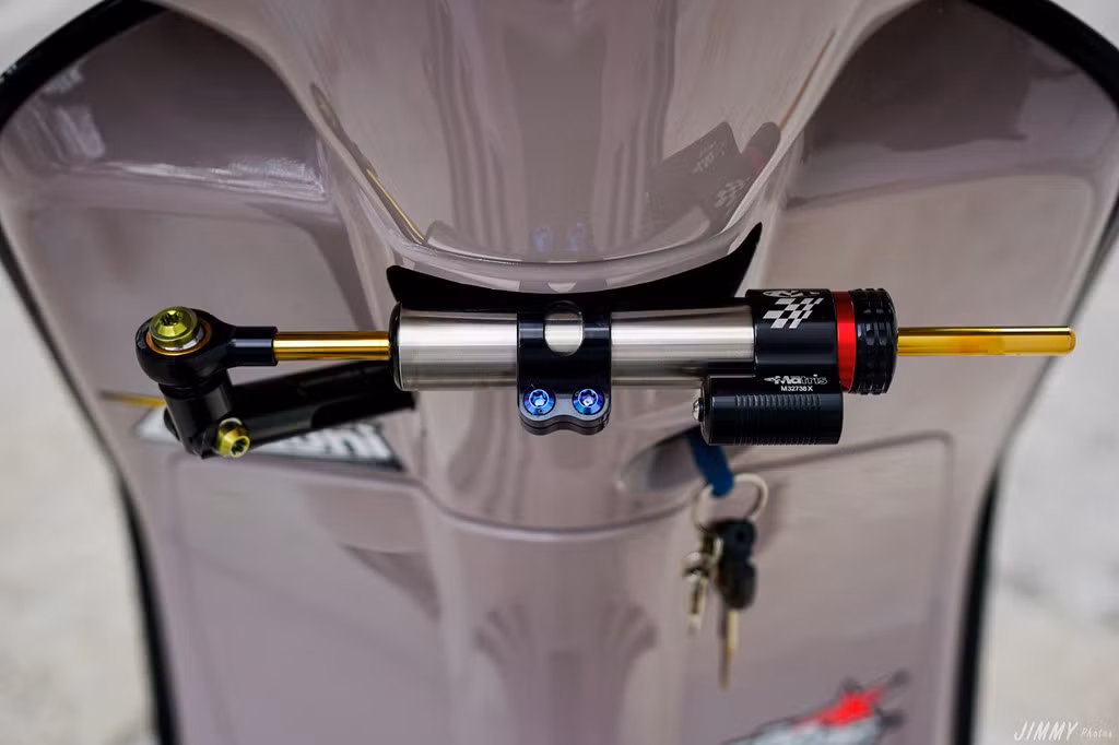 Để giúp xe tăng độ ổn định khi chạy tốc độ cao, chủ xe cũng yêu cầu gắn thêm trợ lực "hàng hiệu" của hãng Matris. 