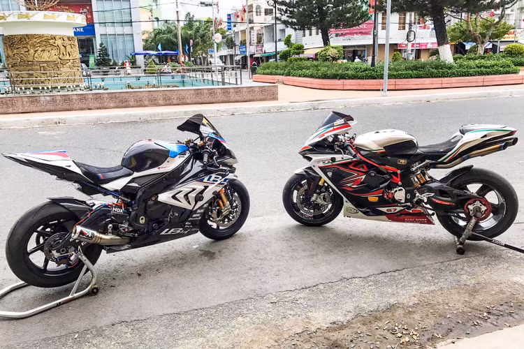 Cùng với nhiều chi tiết đắt giá khác như cùm phanh Brembo Rossi, khung phụ Motoholders, chảng ba Alpha Racing, đĩa phanh Alpha Racing..., tổng giá trị của chiếc S1000RR này đã lên tới con số gần 2 tỷ đồng, đã bao gồm giá chiếc xe nguyên bản hiện đang được bán ra khoảng 700 triệu đồng.