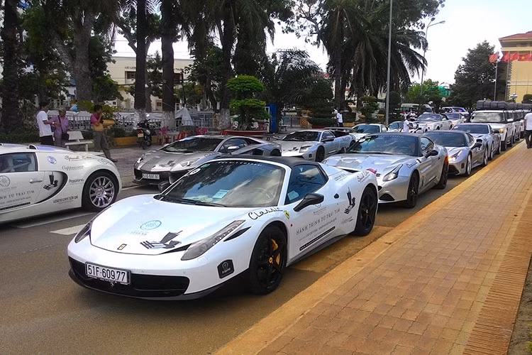 Không chỉ có siêu xe và xe siêu sang, đoàn xe tham dự "Hành trình vì trái tim" của Chủ tịch Trung Nguyên còn có 16 chiếc SUV hạng sang Range Rover góp mặt. Số xe này đều thuộc phiên bản cũ được độ lại. 