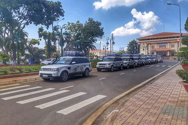 Được biết “Hành trình từ Trái Tim” Xuyên Việt do ông chủ cà phê Trung Nguyên - Đặng Lê Nguyên Vũ khởi sướng, mở đầu cho chuỗi hành trình siêu xe trên khắp dải đất hình chữ S, nhằm trao tặng những cuốn sách của mình đến hàng triệu thanh niên Việt trên mọi miền đất nước.