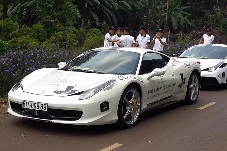 Rolls-Royce Phantom Drophead Coupe là xe siêu sang duy nhất tham dự vào hành trình siêu xe xuyên Việt của ông Đặng Lê Nguyên Vũ. Cặp đôi này có bộ áo "tông xuyệt tông" màu trắng ngà cùng nắp capô sơn bạc. Khác biệt duy nhất là mui xe. Các xe đều được gắn logo Trung Nguyên.