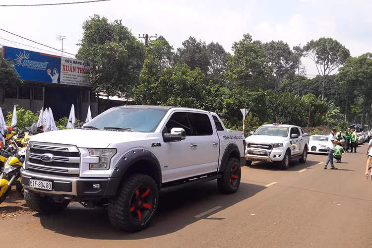 Trong hành trình của ngày đầu tiên, đoàn siêu xe xuyên Việt của đại gia cà phê - Đặng Lê Nguyên Vũ luôn xếp thành cả một hàng dài mỗi khi dừng chân hay xuất phát đều khiến bất cứ ai nhìn qua cũng phải choáng ngợp.